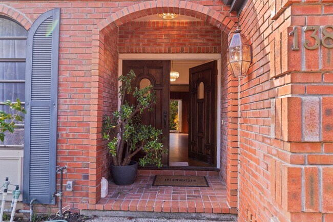 Building Photo - Beautiful big house with great school district. Gustavo Lopez AMSI