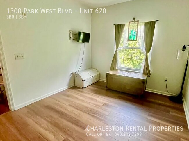 Building Photo - 1300 Park W Blvd