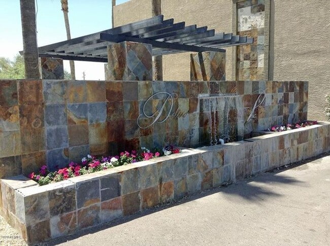 Building Photo - 2 Bedroom Condo close to airport