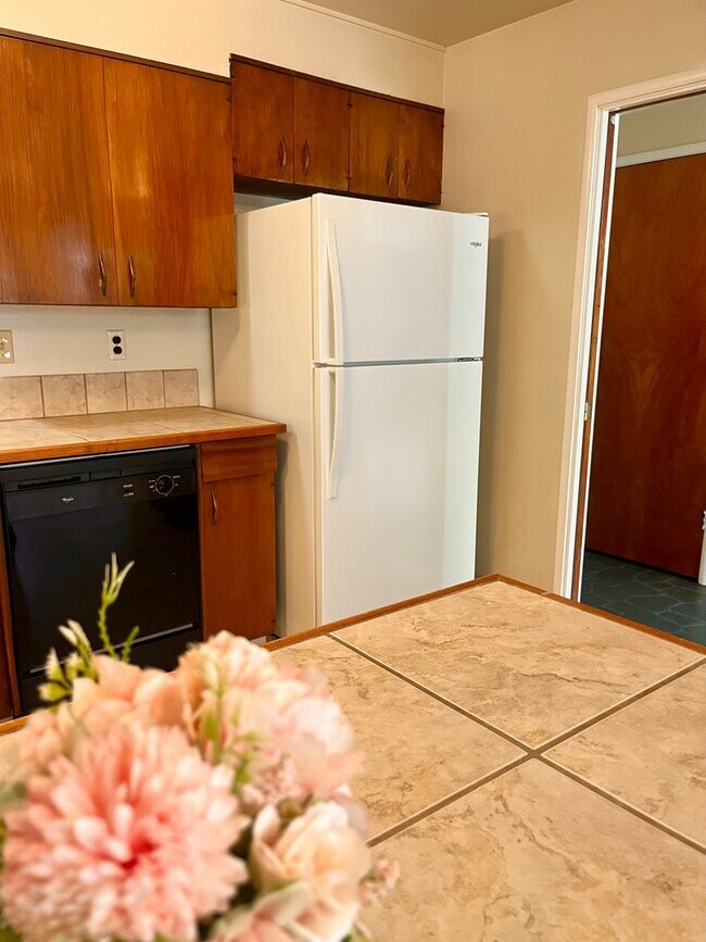Building Photo - 3 Bedroom Home with a Backyard!!