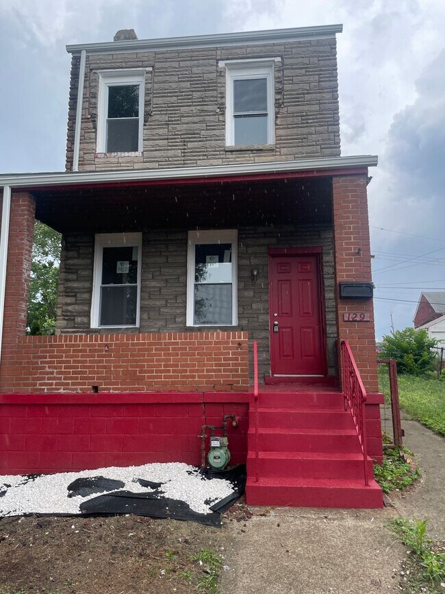 Building Photo - Available July 1st! 3 Bed 1.5 Single Family Home!