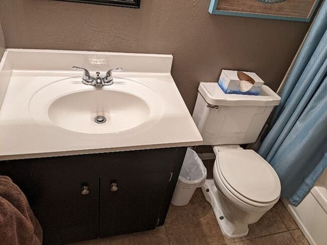 Building Photo - Comfort Meets Calm – 1BR/1BA in Pembroke Gardens!