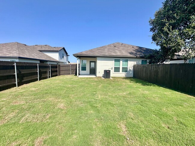 Building Photo - Luxury 3-Bed, 2-Bath Duplex in Buda!