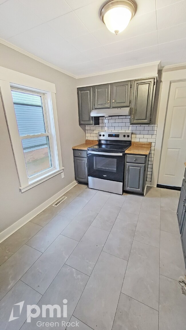 Building Photo - Charming 3-bedroom Rental with Hardwood Fl...