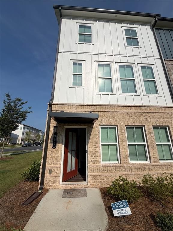 Building Photo - 900 Colton Dr