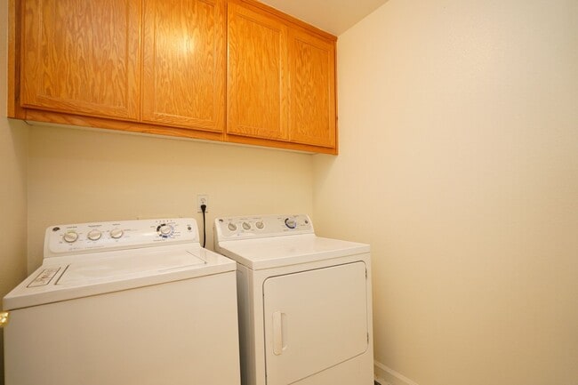 Building Photo - Spacious Home in Excellent Location!