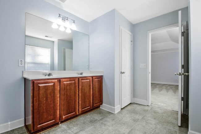 Building Photo - 27 Pin Oak Ln