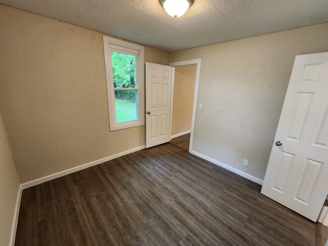 Building Photo - Spacious 2-Bedroom, 1-Bathroom Home AVAILABLE NOW!!