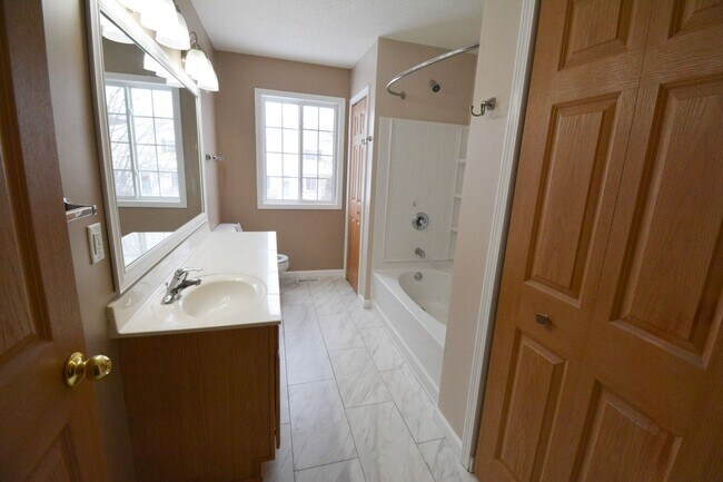 Building Photo - Updated 2 Bed, 1.5 Bath Townhome — Available Immediately