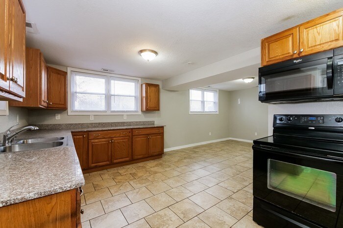 Building Photo - 706 N Aztec Dr