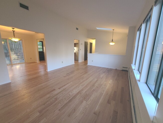 Building Photo - 15 Hoskins Rd