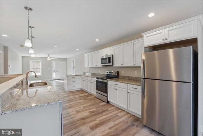 Building Photo - 552 Creek Rd