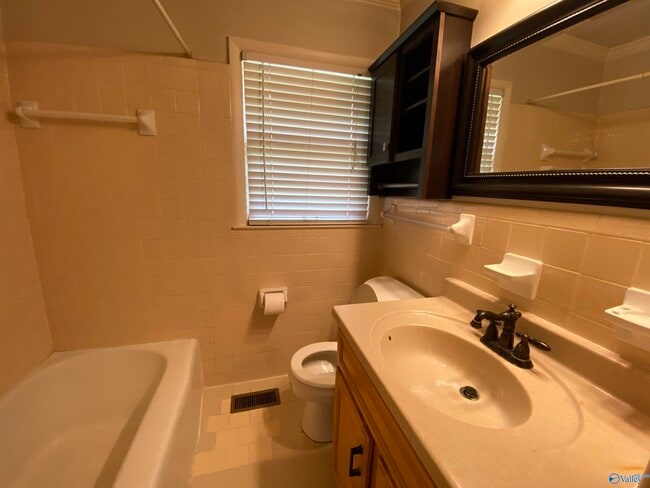 Building Photo - 817 Chambers Dr NE
