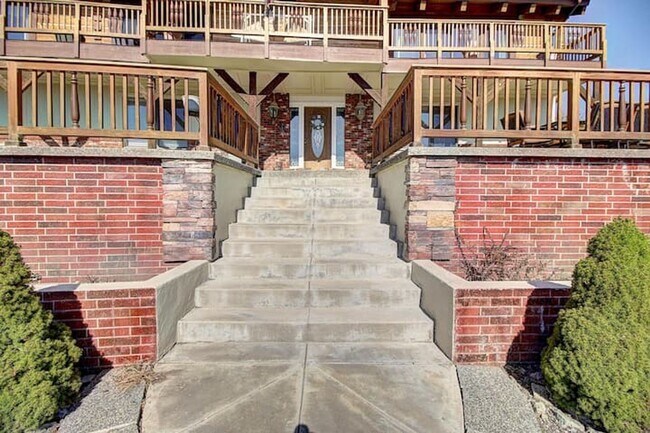 Building Photo - Log Home with close public lake access - A...