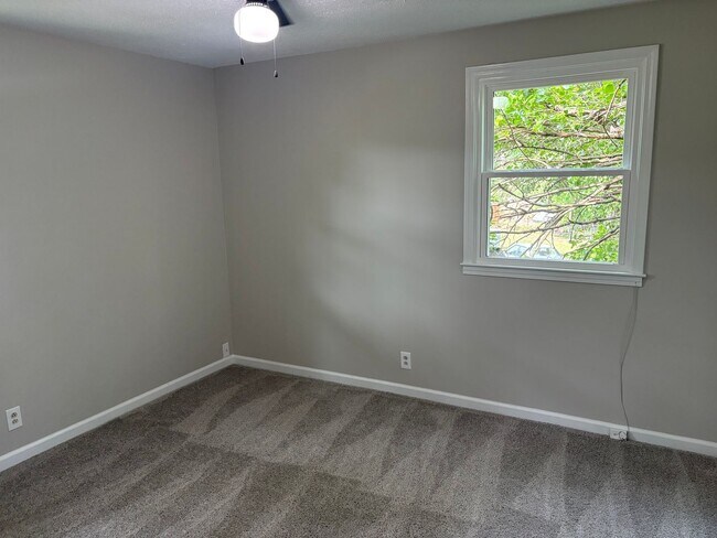 Building Photo - 3 bed 1 bath unit in duplex