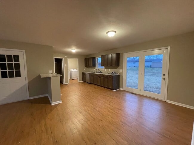 Building Photo - 2 bed 2 bath Duplex with Garage