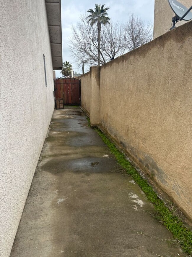 Building Photo - Coming soon-  Spacious 3 bed/2bath Single Family home in Delano!!