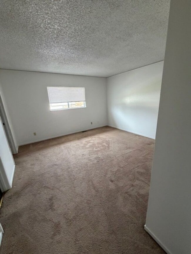 Building Photo - 3 Bed, 2.5 bath home in Carson City, Available 11/11