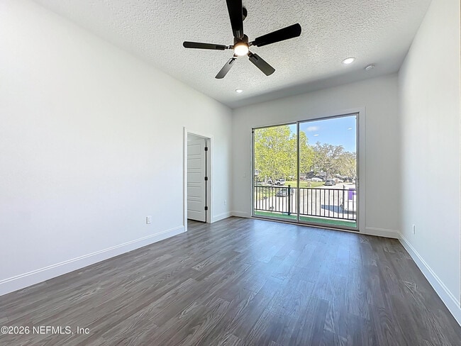 Building Photo - 2121 Broadwater Dr