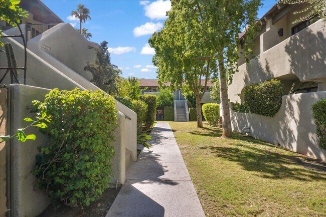 Building Photo - 1150 E Amado Rd