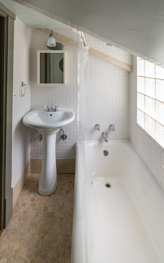 Building Photo - Inviting Stone Home for Rent – Walking Dis...