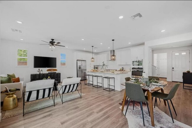 Building Photo - Dream Home Alert: 5 Bedrooms of Pure Comfo...