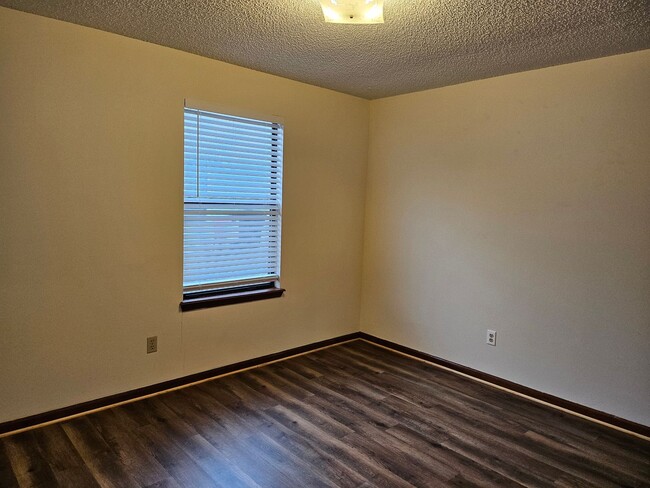 Building Photo - $1150 - Jefferson Square - MOVE IN SPECIAL