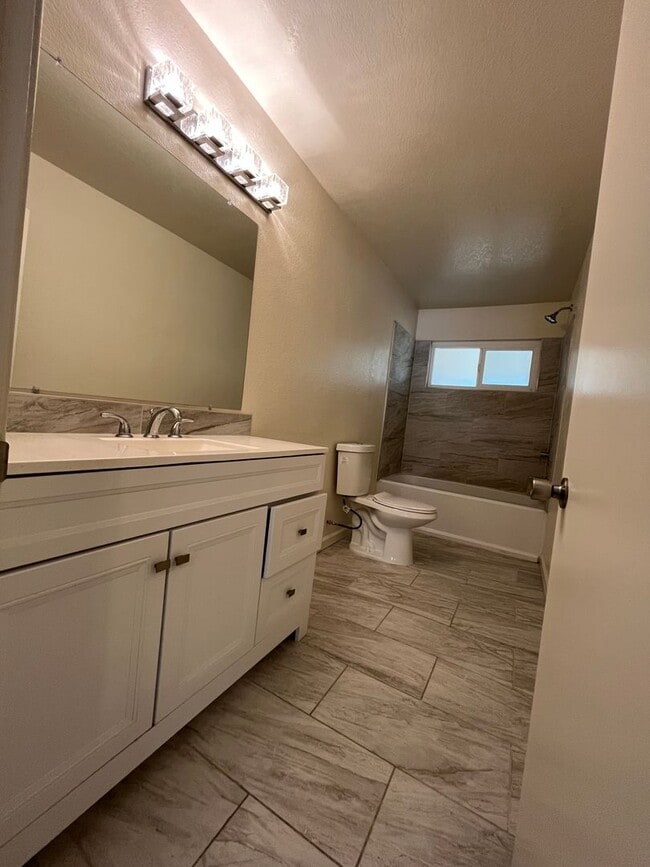 Building Photo - 3 Bedroom 2 Bath home in Hesperia Availabl...