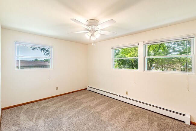 Building Photo - Charming 2-bedroom + den apartment in Prime Location!