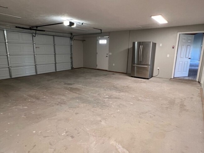 Building Photo - 4.5 Acres Right on the River!!!