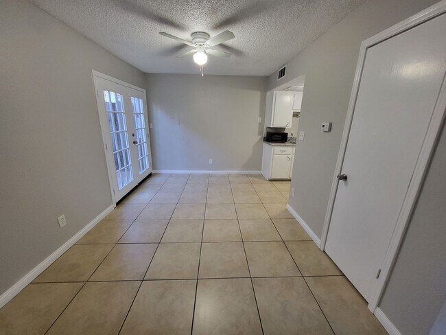 Building Photo - 2 Bedroom 1.5 Bathroom Townhouse with granite countertops and washer/dryer provided