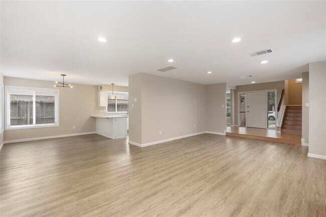Building Photo - 2207 Brook View Ln