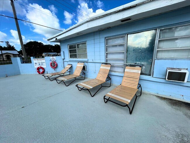 Building Photo - 670 E Alfred Dr