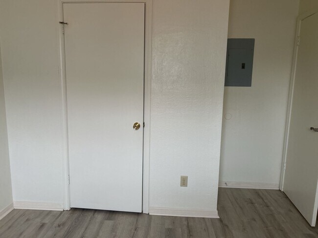 Building Photo - 504 Esther Cir