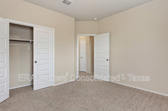 Building Photo - 10610 Grn Lk Dr