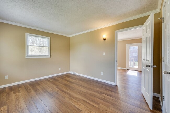 Building Photo - 4br/ 2 ba private home in Bristol TN