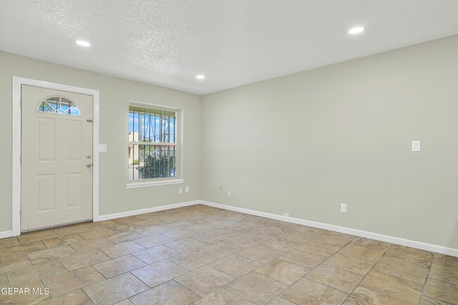 Building Photo - 4324 La Luz Ave