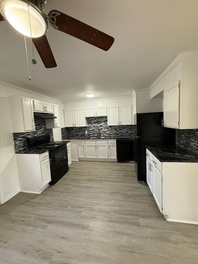 Building Photo - 4 bed 1 bath