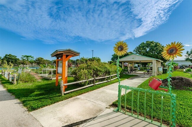 Building Photo - 253 Park Cir S