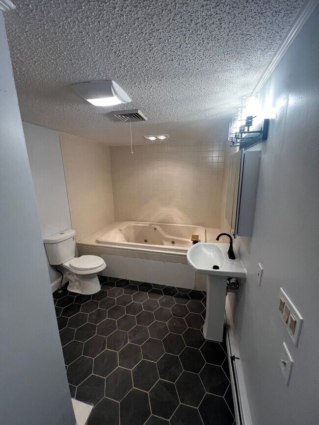 Building Photo - 4-Bedroom, 2-Bath Home with Modern Comforts in Tyngsboro, MA