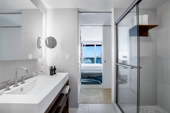 Building Photo - 3101 Bayshore Dr