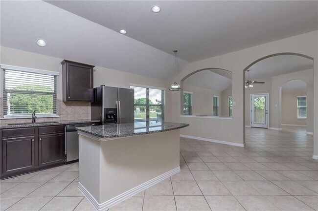 Building Photo - 504 Tascate St