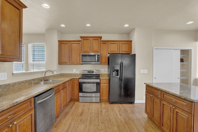 Building Photo - 2424 St Paul Dr