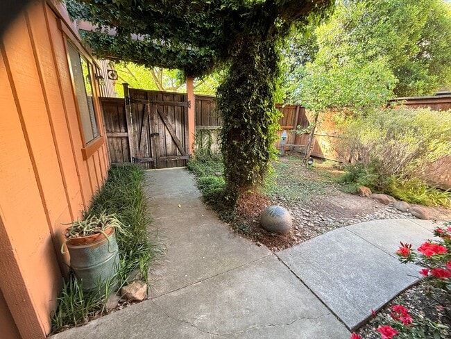 Building Photo - Beautiful Cal Park Rental Property!