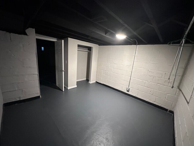 Building Photo - $900 - 3 bed 1 bath - Beautiful apartment ...