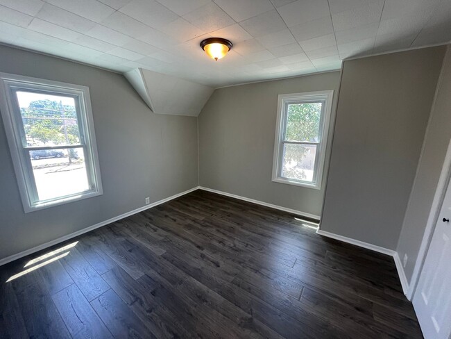 Building Photo - 4 bedroom home ready now!