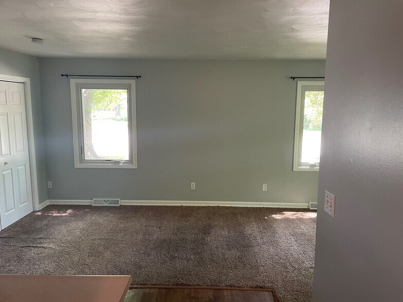 Living room view from hallway - 4152 W Curry Ct