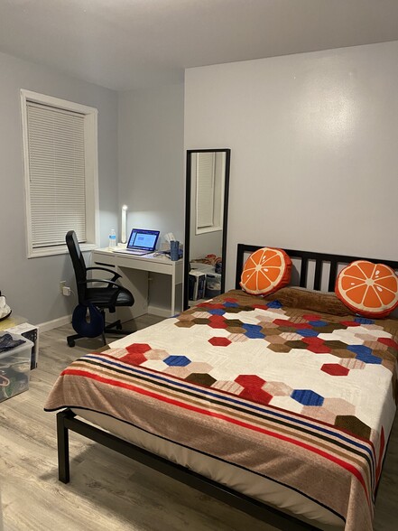 Building Photo - 10 Farm St