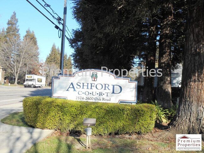 Building Photo - 2600 Oak Rd