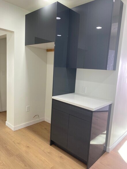 Building Photo - 1634 1/2 N Serrano Ave